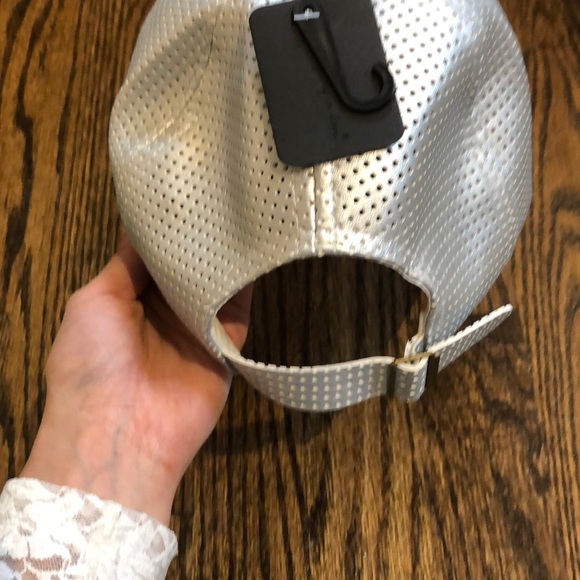 Silver hat - Picture 2 of 5